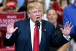 Donald Trump s'adressant à ses partisans lors d'un rassemblement de campagne au Phoenix Convention Center à Phoenix, en Arizona.