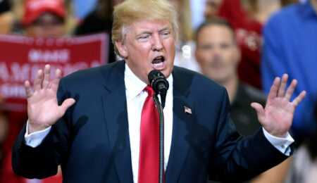Donald Trump s'adressant à ses partisans lors d'un rassemblement de campagne au Phoenix Convention Center à Phoenix, en Arizona.