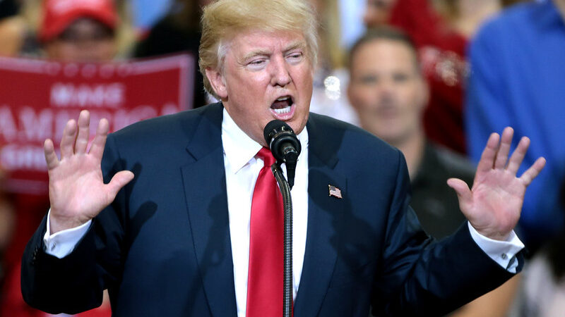 Donald Trump s'adressant à ses partisans lors d'un rassemblement de campagne au Phoenix Convention Center à Phoenix, en Arizona.