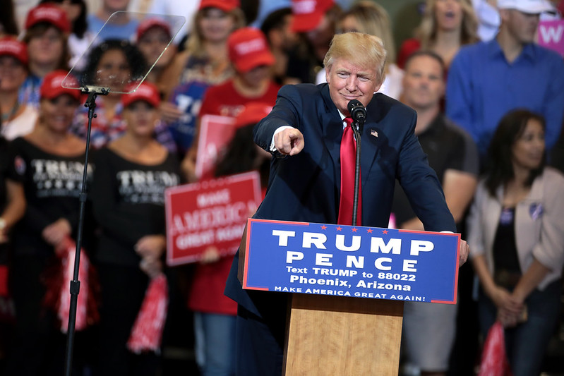 Donald Trump s'adressant à ses partisans lors d'un rassemblement de campagne au Phoenix Convention Center à Phoenix, en Arizona.3