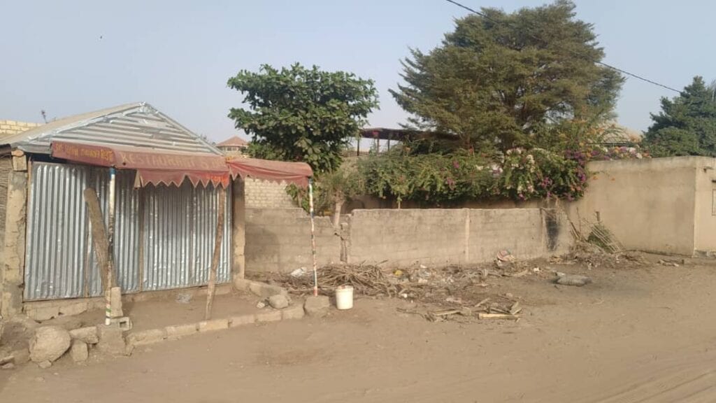Terrain-500-metres-carres-en-angle-a-Mbour-1