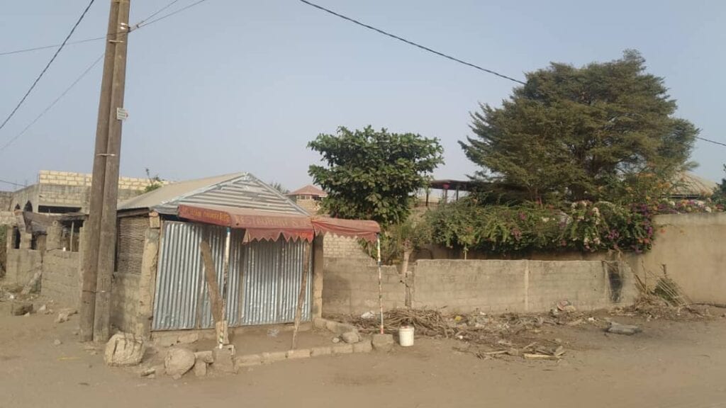 Terrain-500-metres-carres-en-angle-a-Mbour-3