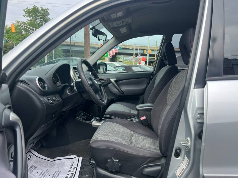 2005-toyota-rav4-base-4dr-suv-14