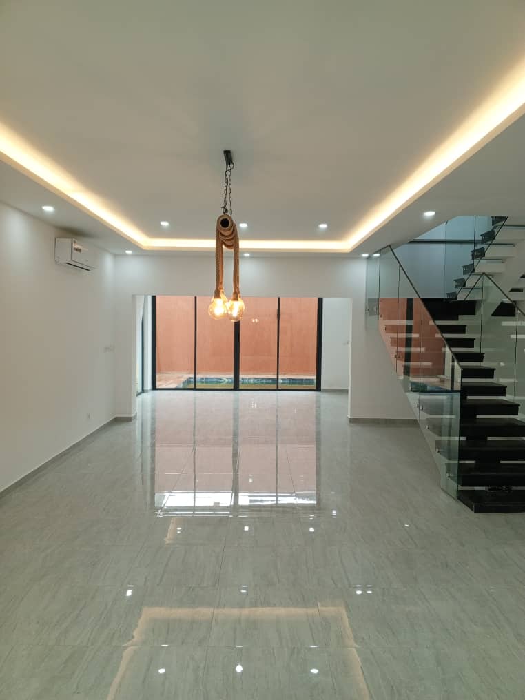 5486E183-23BB-444A-A1CE-A5C304DE7506