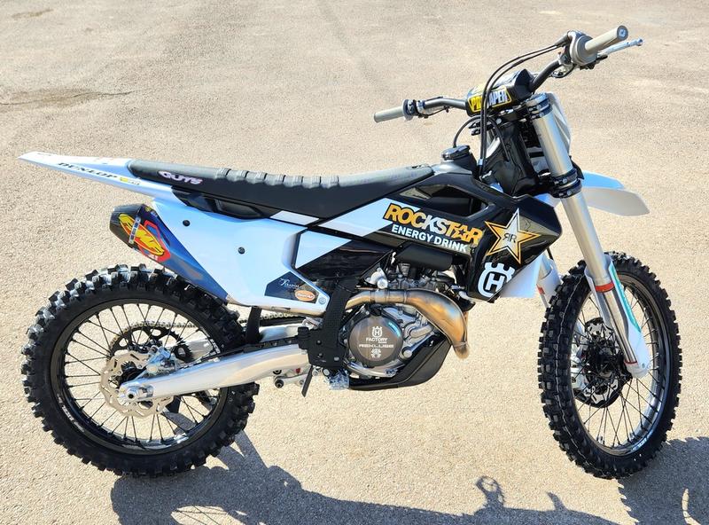 Husqvarna®-FC-450-Rockstar-Edition2